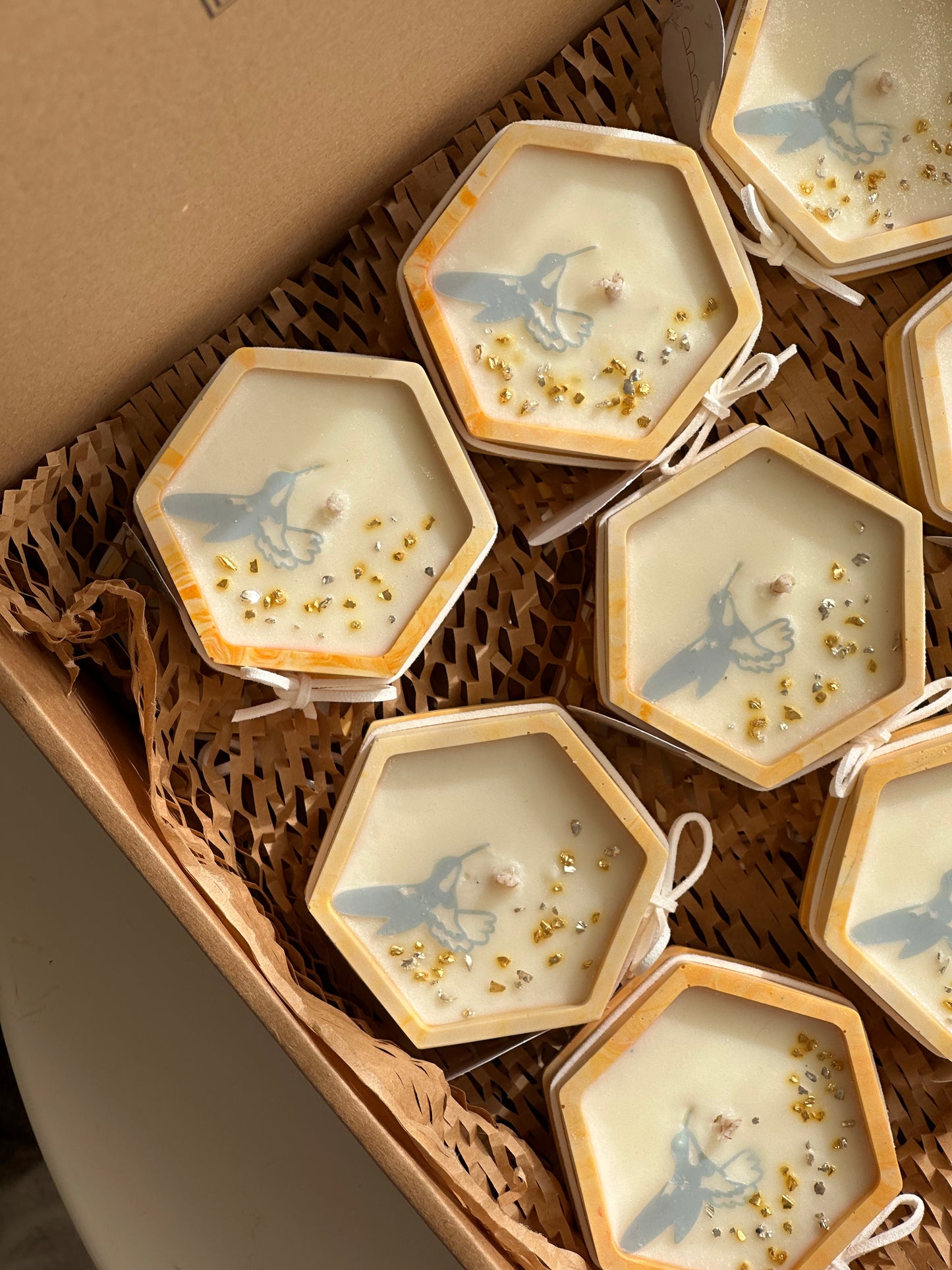 Hummingbird and Gold Candles 🪶شموع طائر الطنان والذهب 